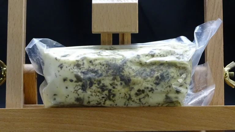 Queso de cabra a las finas hierbas de 200 gramos para tablas de quesos gourmet.